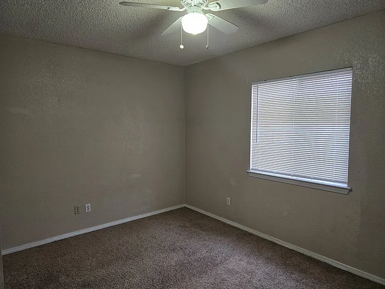 12105 Castle View Way — Photo 14