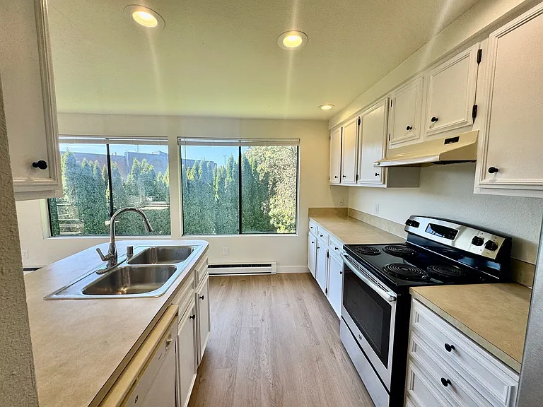 Stone Court Duplex — Photo 3