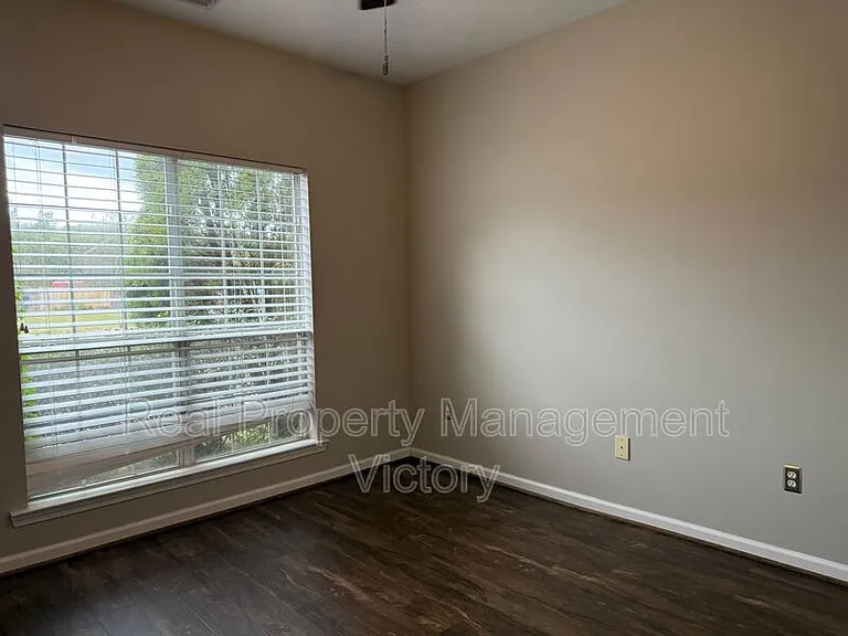 566 Treymoor Lake Cir — Photo 6