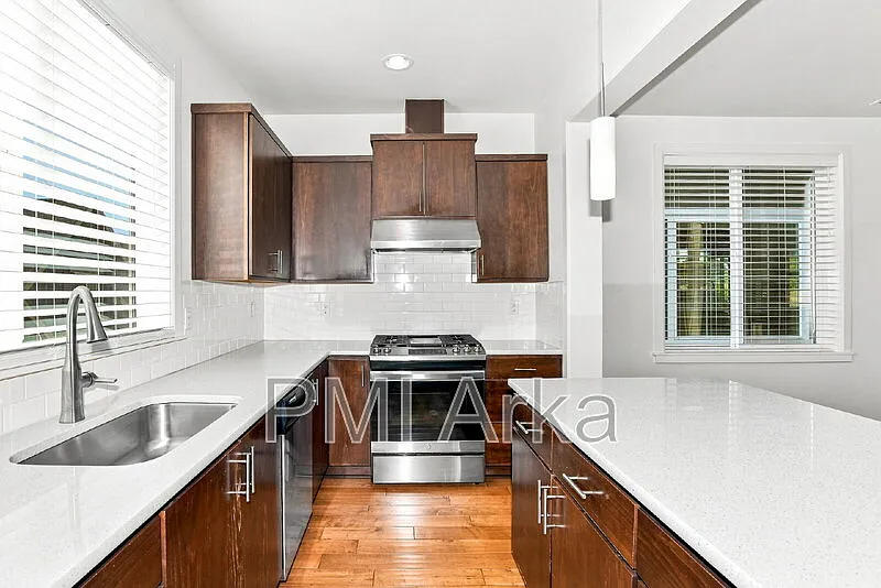 4 bed, 3.5 bath, 2040 sqft, $4,095 — Photo 3