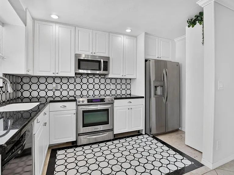 421 SW 2nd St — Photo 8