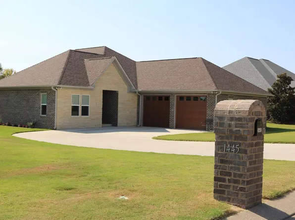 1445 Highland Dr, Dyersburg, TN 38024