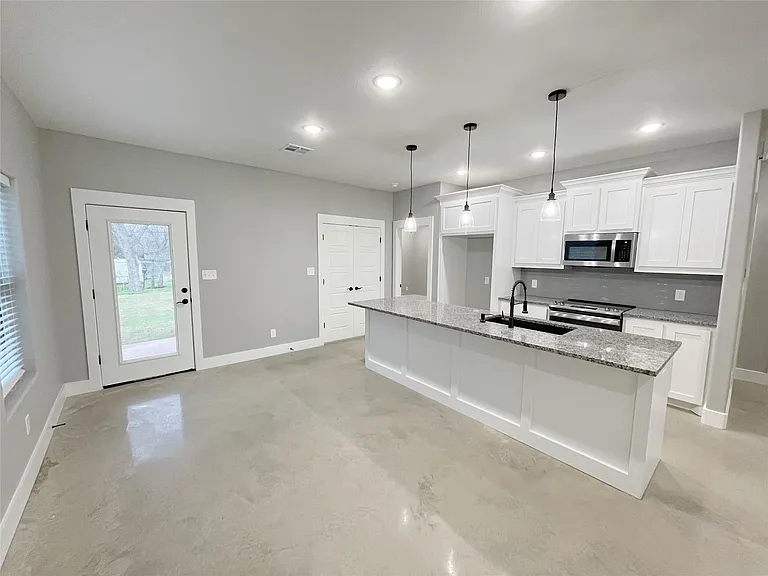 122 E Harrison St — Photo 4