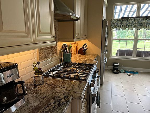 3rd image of 43 Goldensprings Dr