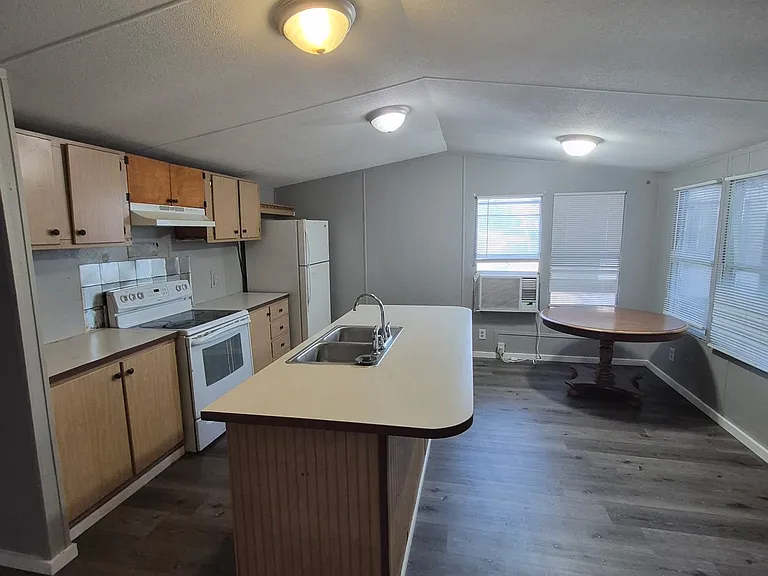 401 Decatur St — Photo 3