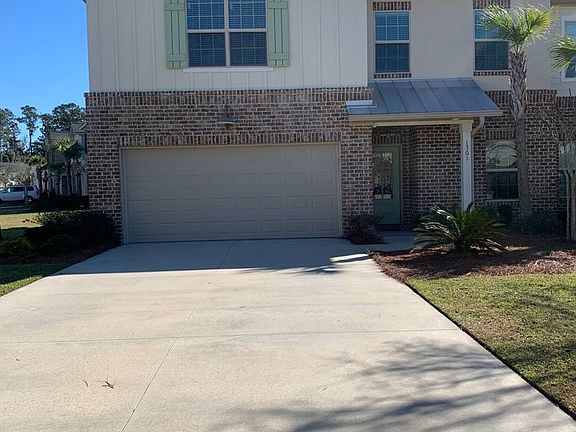 Large end unit, 2 car garage with 4 additional parking spaces in driveway