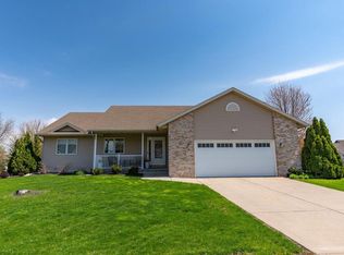 700 Stonehaven Dr, Sun Prairie, WI 53590