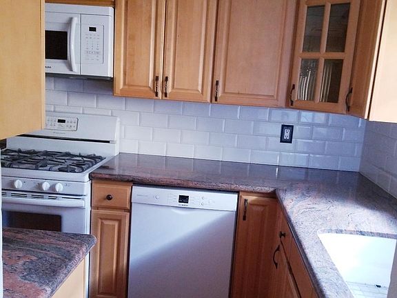 5th image of 10921 Morrison St APT 3
