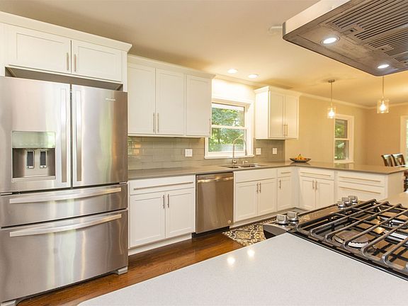4th image of 17939 Edgewood Walk
