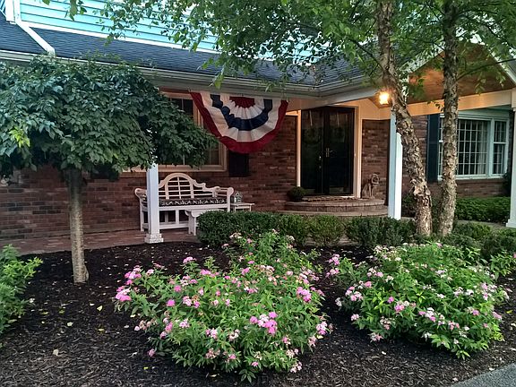 3rd image of 75 Carriage Stone Dr