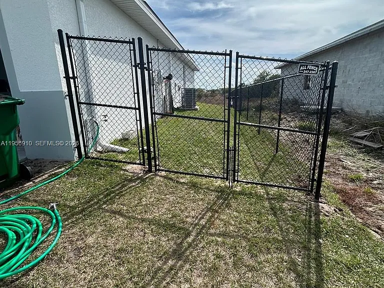 413 Akin Pl — Photo 10