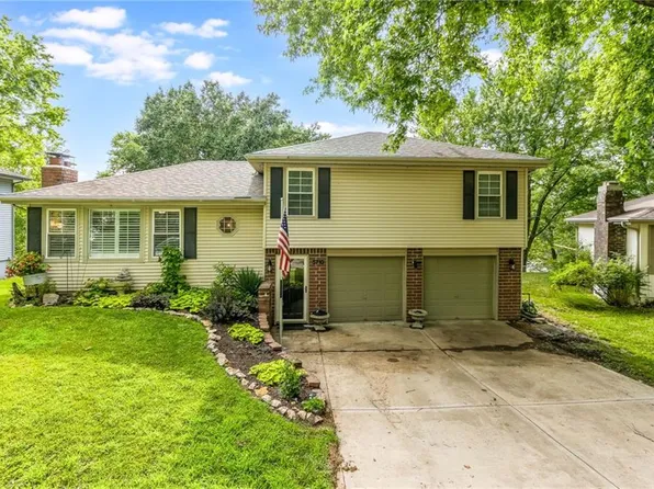 5710 NW High Hill St, Parkville, MO 64152