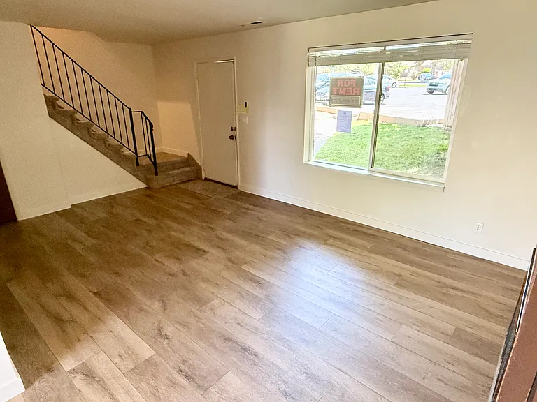 1967 E Parkridge Dr — Photo 2