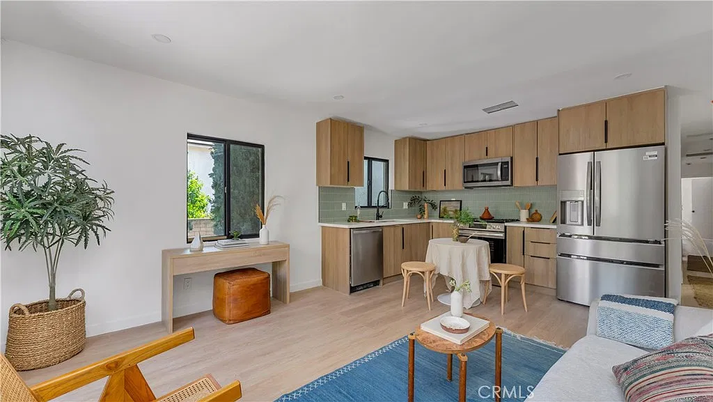3 bed, 2002 sqft, $4,950 — Photo 2