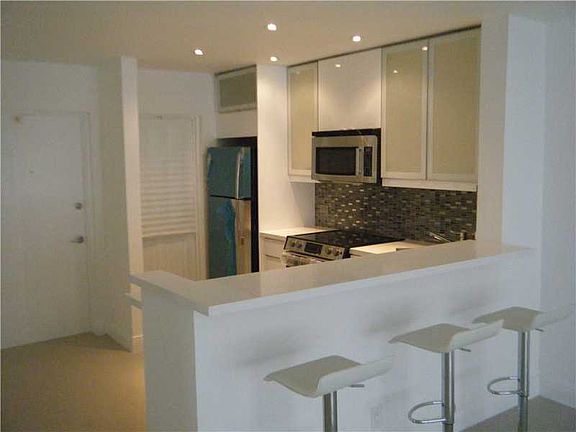 2nd image of 2420 SE Seventeen Street Cswy #305C