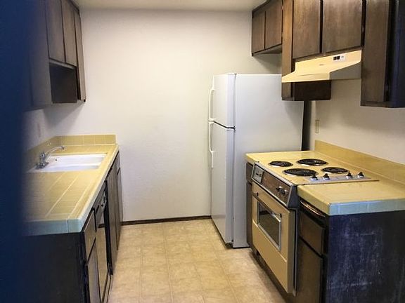 3rd image of 1951 Scarborough Dr APT 13