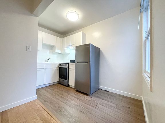 5th image of 1685 Chestnut St APT 201