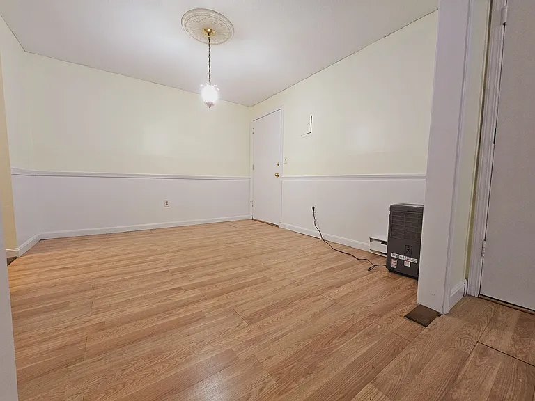 135 English Village Rd — Photo 10