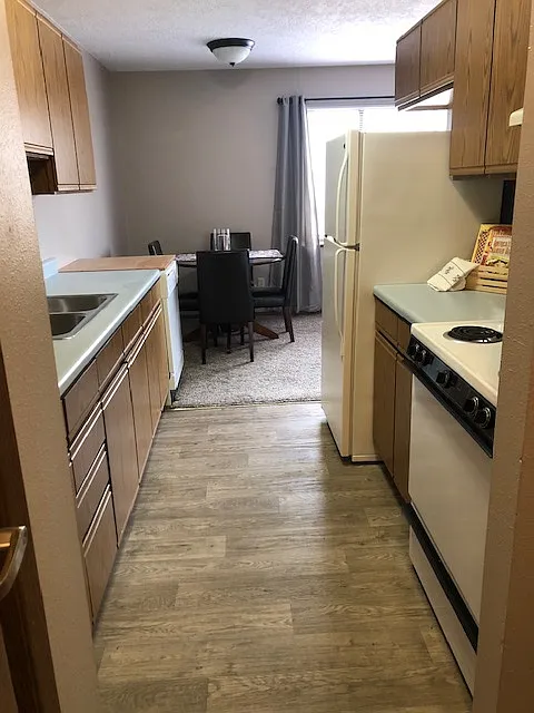 Elm St Apartments- 1000 Elm St — Photo 2