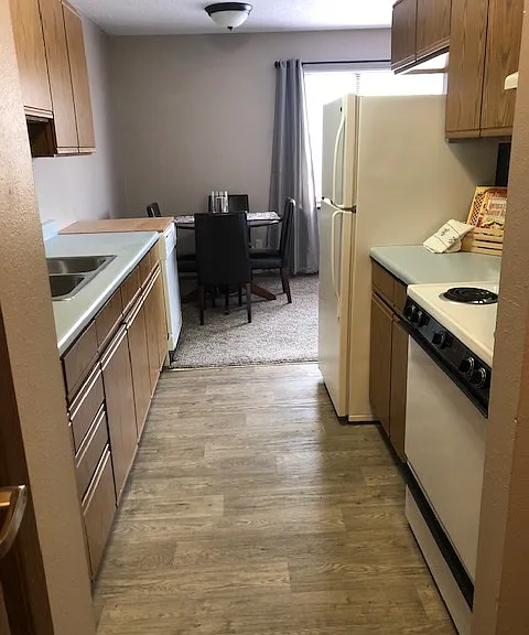 1000 Elm St — Photo 8