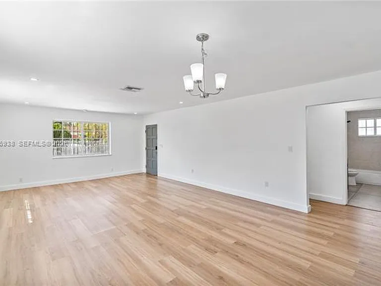361 E 39th St #1 — Photo 7