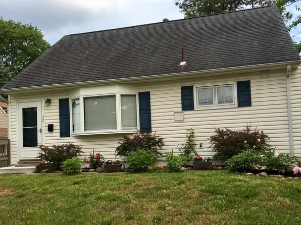 32 Kendall Dr, Parlin, NJ 08859