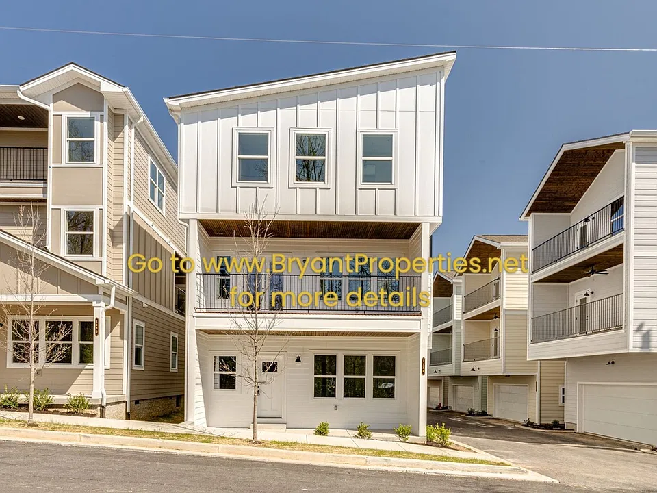 1135 Lawrence Ave