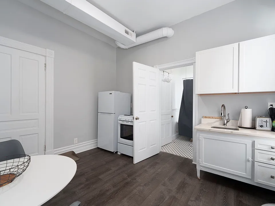 737 York St #2R