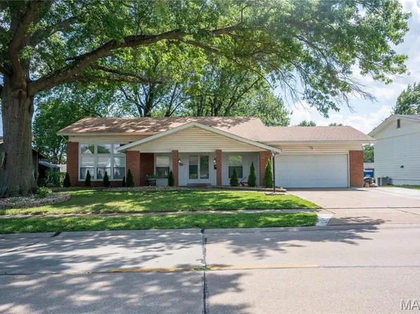 534 Coach Light Ln, Hazelwood, MO 63042