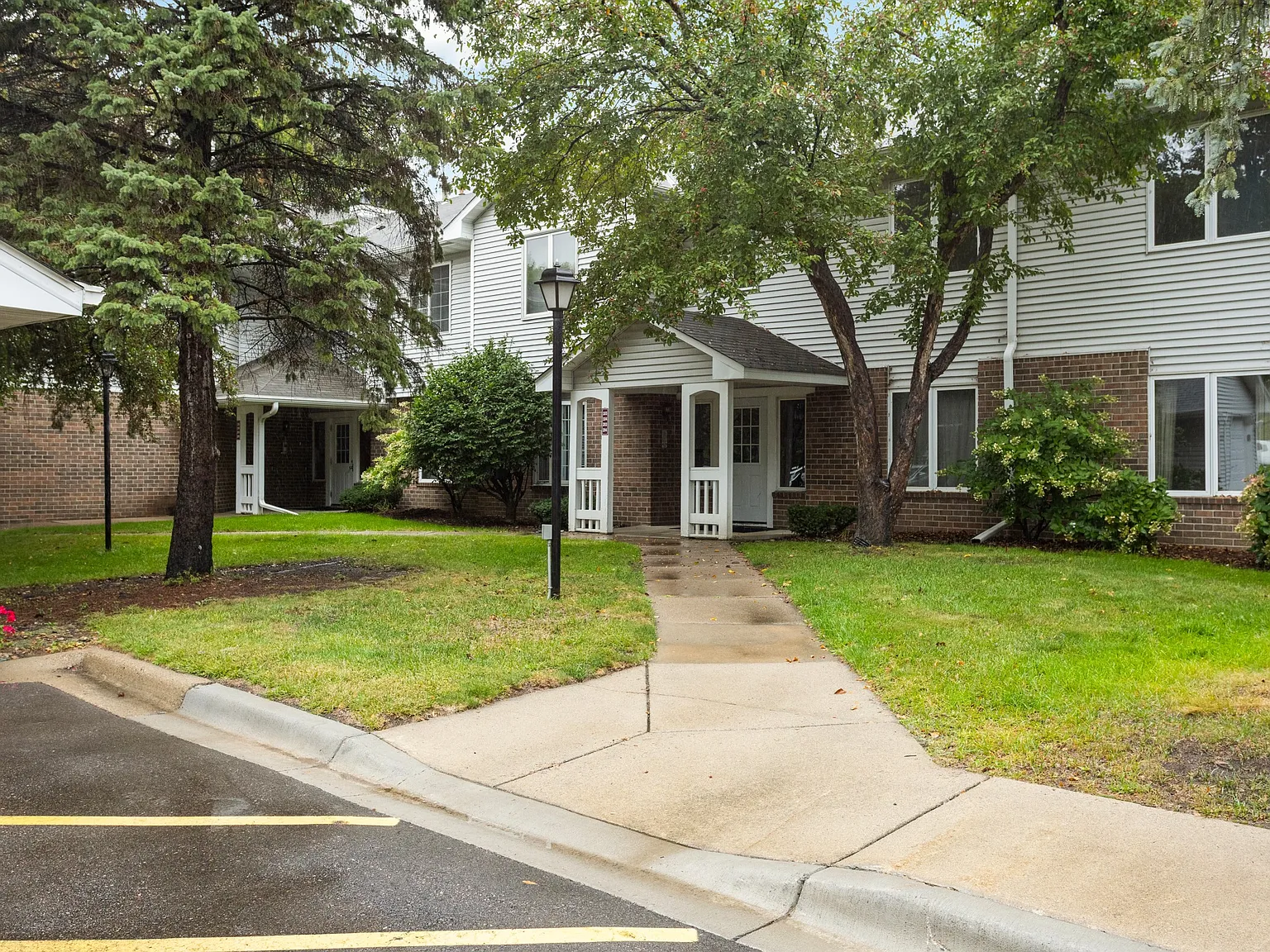 2 bed, 1080 sqft, $1,900 — Photo 1