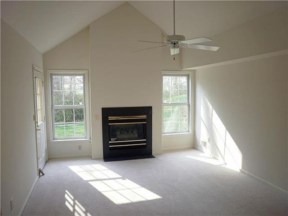 Gas fireplace and Cathedral ceilings in living rm.