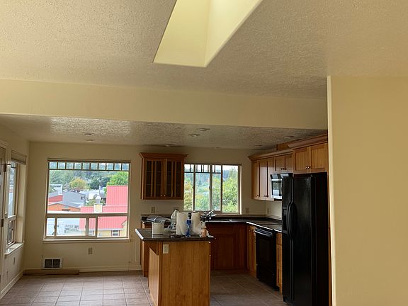 4th image of 325 C St #325B
