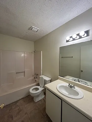 1506 Delplaza Dr #B Photo 1