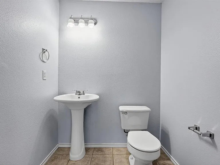 8409 Nairn Dr — Photo 7