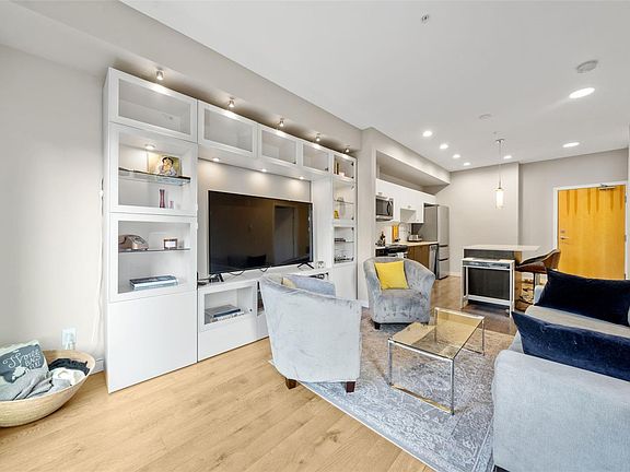 4th image of 767 Tyee Rd #404