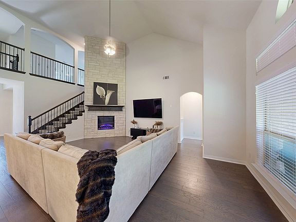 3rd image of 104 Balsam Dr