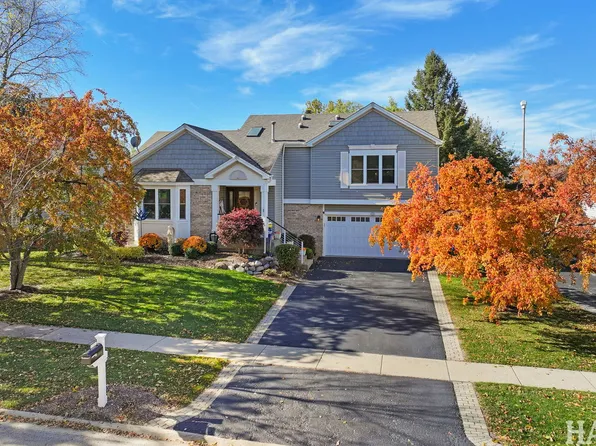 775 White Pine Cir, Lake In The Hills, IL 60156