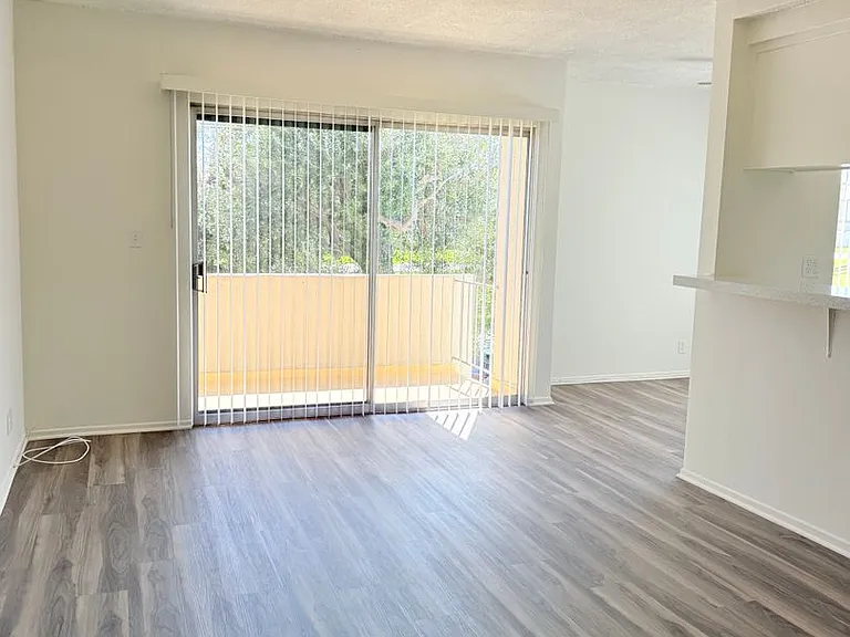 2523 Rockefeller Ln — Photo 7
