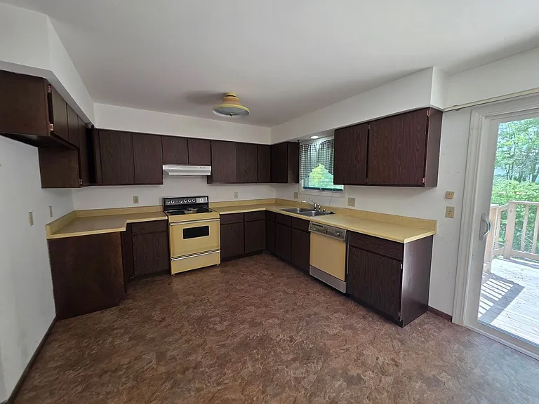 951 Brentwood Dr #B — Photo 2