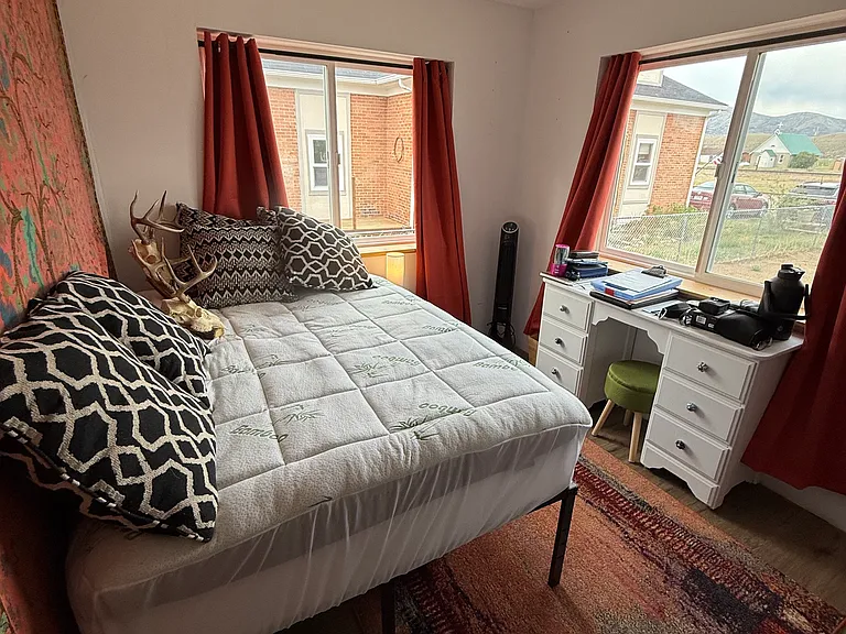 2nd bedroom also with lots of light and storage