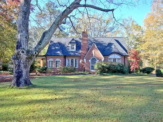 911 Maple Dr photo 1