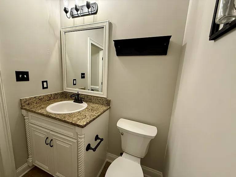 633 Dunrobin Ln — Photo 10