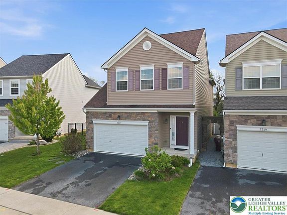 3rd image of 2207 Huntington Ln