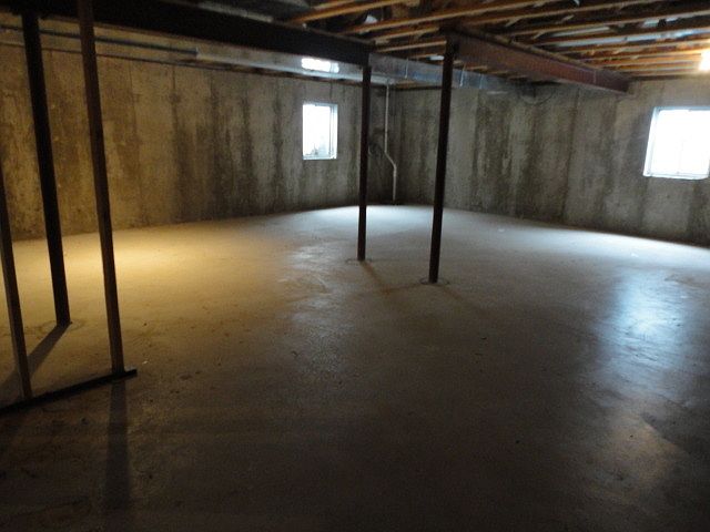2nd image of 410 Willow Rd