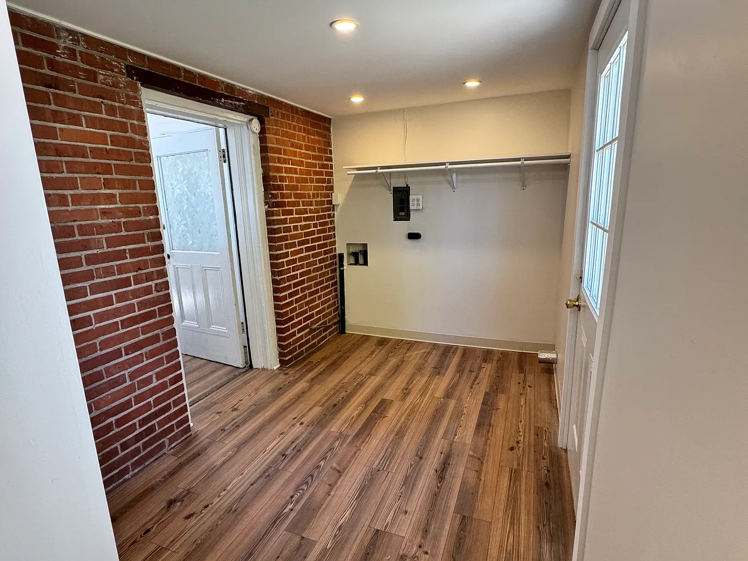 3 bed, 1.5 bath, 1600 sqft, $2,400 — Photo 2