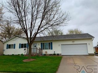 406 Mary Ln, Hartford, SD 57033