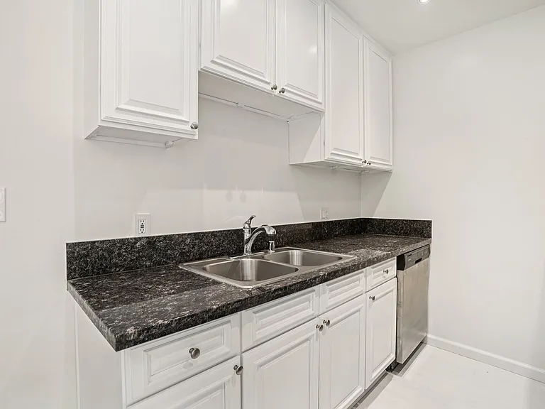 Willis Apartments — Photo 23