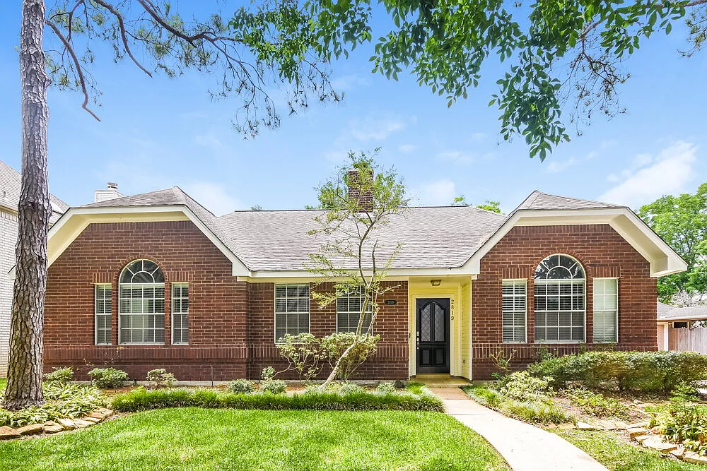 3 bed, 2.0 bath, 2549 sqft, $2,520 — Photo 1