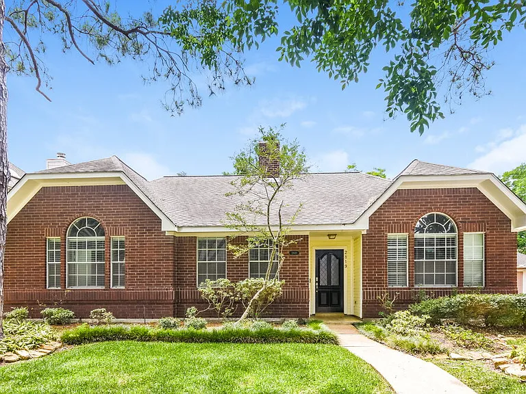 2819 Calender Lake Dr — Photo 1