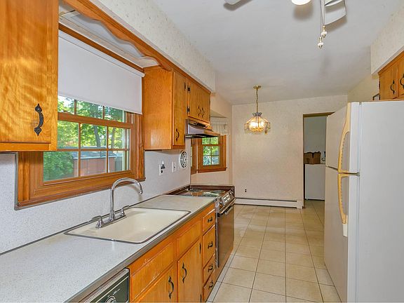 5th image of 17 Camelot Ln